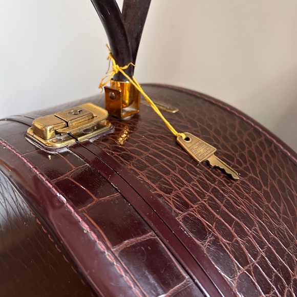 Vintage Samsonite Faux Alligator
Train Hat Box Style 4120 with key - Picture 5 of 10